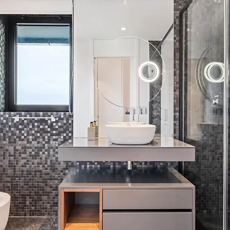Panoramic Bay And Sea Views - Luxury 3-bed Flat フンシャル