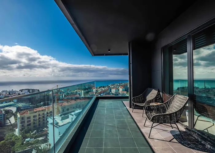 Panoramic Bay And Sea Views - Luxury 3-bed Flat